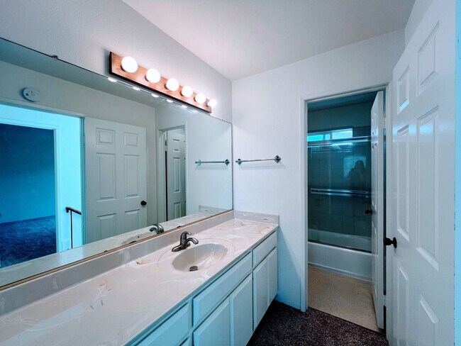 Building Photo - Gorgeous Pacific Beach 2 Bed 2.5 Bath Townhouse