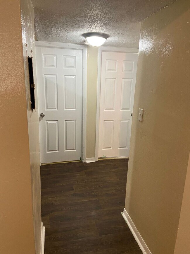 Building Photo - Cozy 2/1 Apartment, Move in Ready, Move in Special!