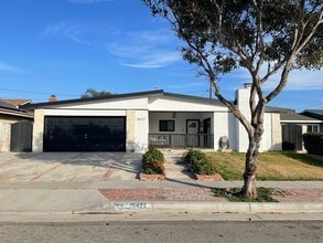Building Photo - 3 Bedroom 2 Bathroom Home in Huntington Beach with Air Conditioning