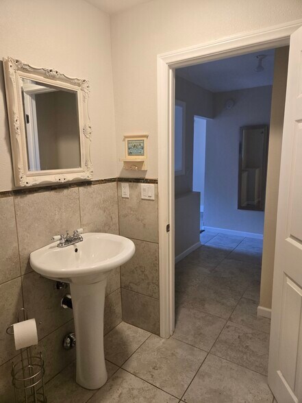Ceramic tiled bath - 5819 Redondo Dr