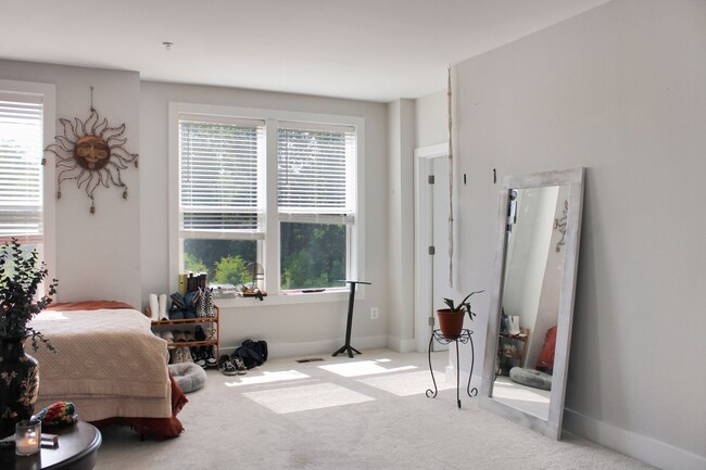 Building Photo - Primary bedroom with private bath