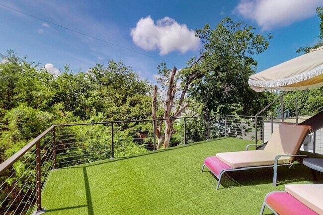 Building Photo - 3946 N Cresthaven Rd