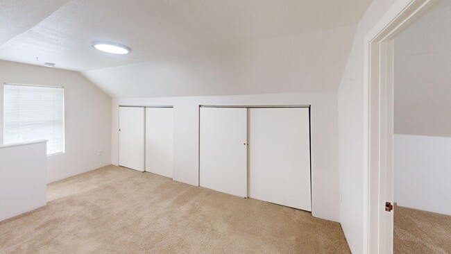 Building Photo - Beautiful Sellwood Bungalow in One of Portland's Most Desirable Neighborhoods. Pet friendly!