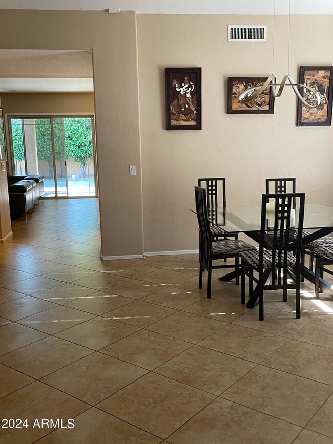 Building Photo - 1433 W Longhorn Dr