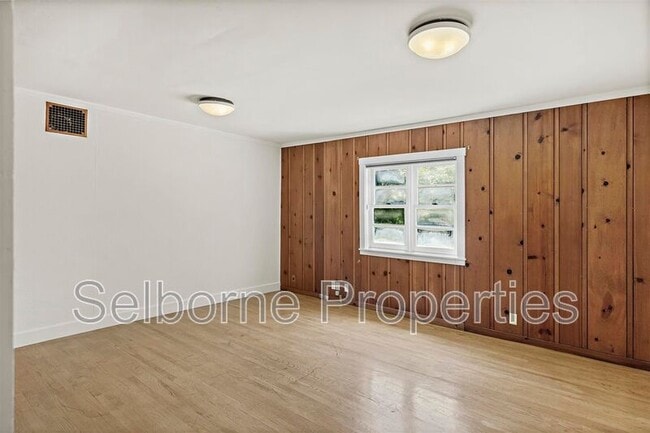 Building Photo - 25 Selborne Dr