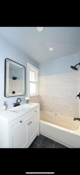 Building Photo - 23 Thill St