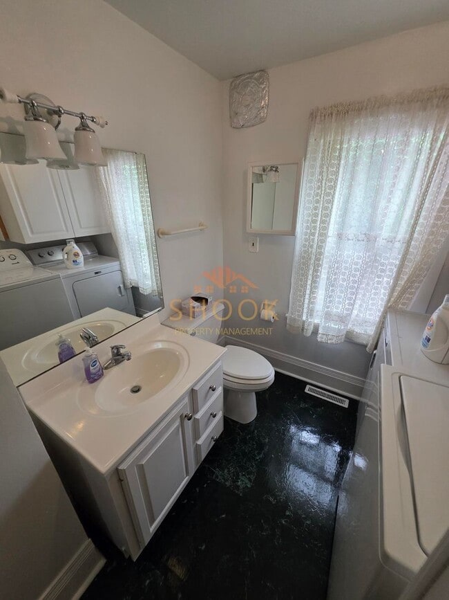 Building Photo - Well-Maintained Historic 4 BR Home Close to Campus! Lawn Mowing Included!