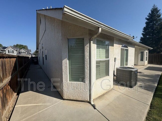 Building Photo - 6227 W Oak Ave