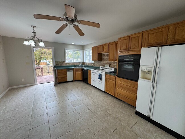 Building Photo - Charming 2 Bed, 1.5 Bath House with Ample ...