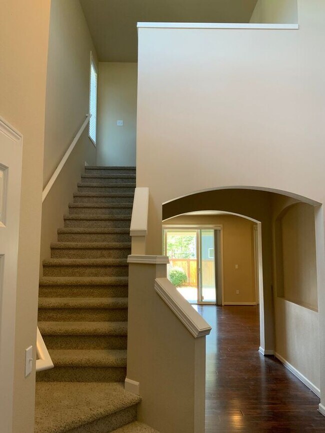 Building Photo - AVAILABLE NOW!! Puyallup 4bdr 2.5bath home...