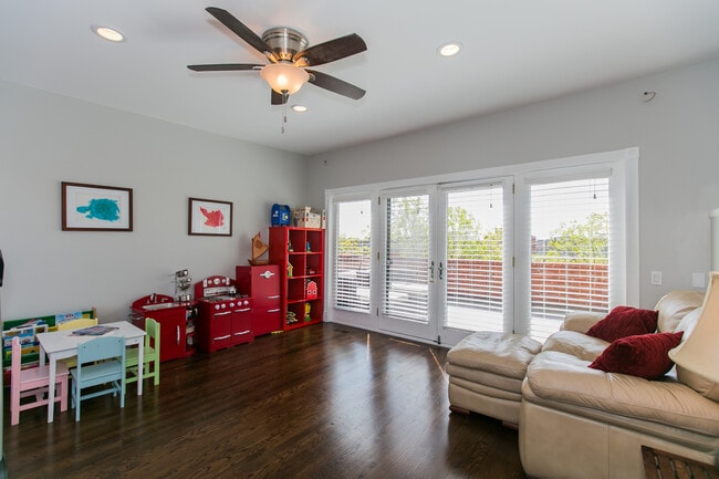 Building Photo - 2005 N Hoyne Ave