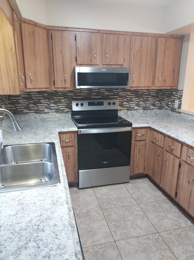 Building Photo - 1321 SE 3rd St