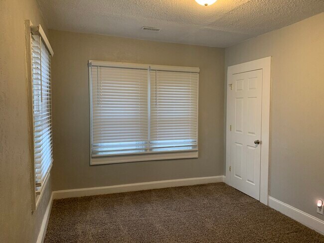 Building Photo - Nice Duplex off 38th & Carrollton