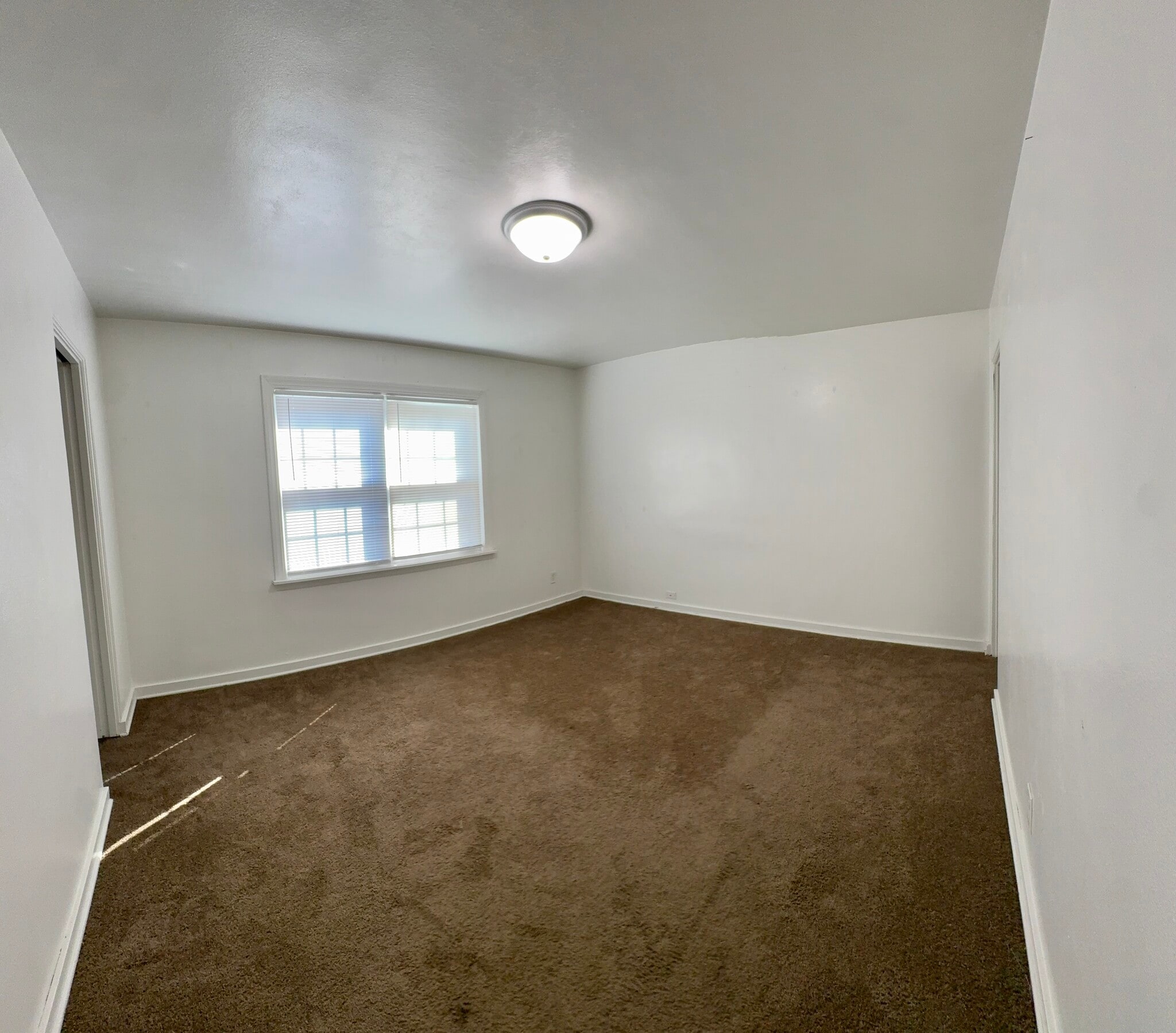 Building Photo - 825 N Raynor Ave