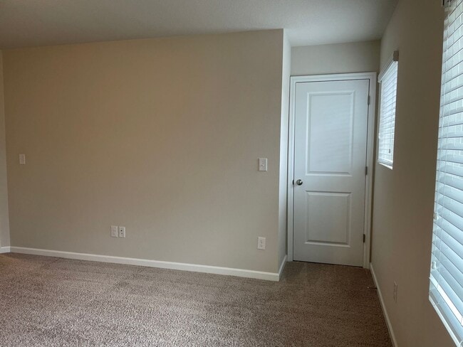 Building Photo - Beautiful 4 Bedroom 2.5 Bath Home Located ...