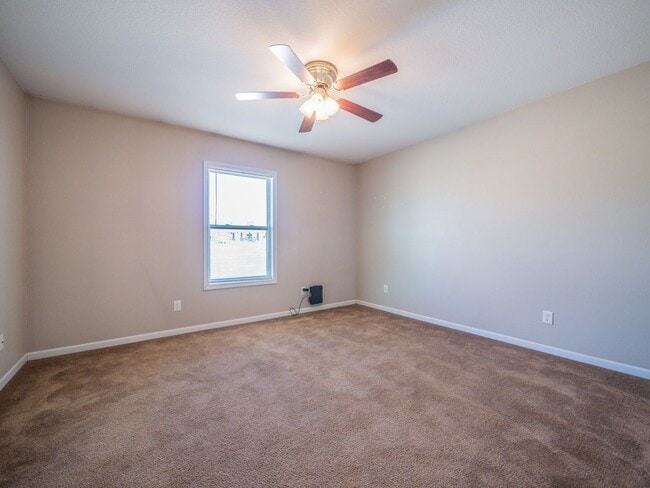 Building Photo - 212-214 E 1st Duplex