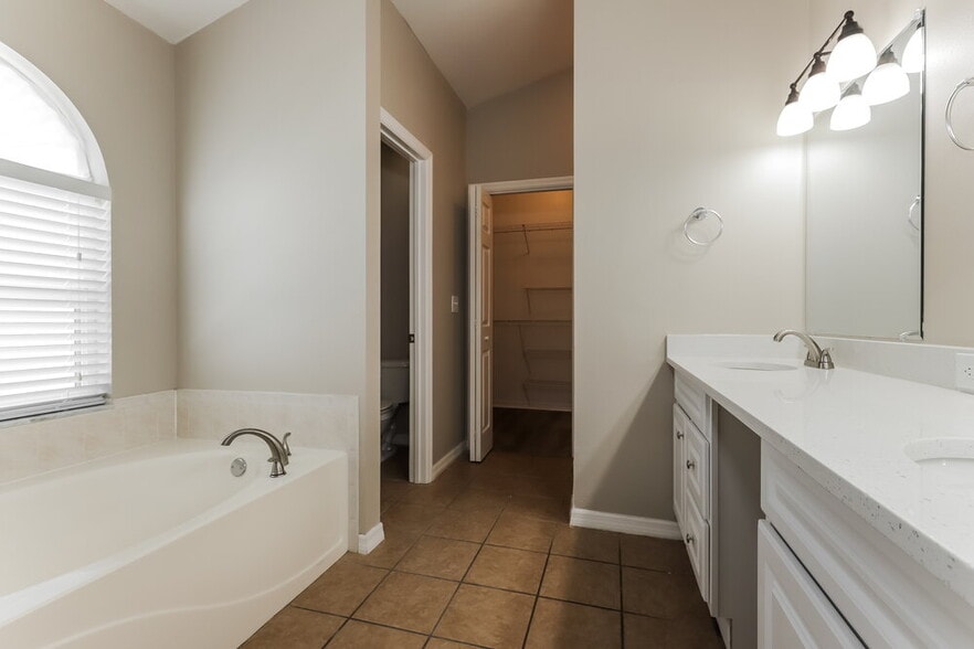 Building Photo - 2638 Allwood Ave