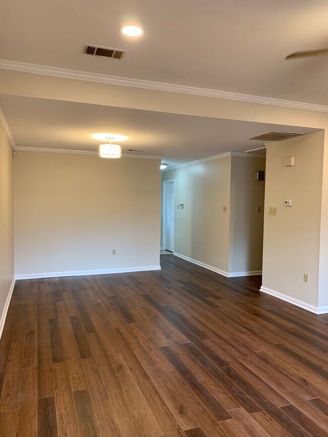 Building Photo - Florida Blvd / Sherwood Forrest