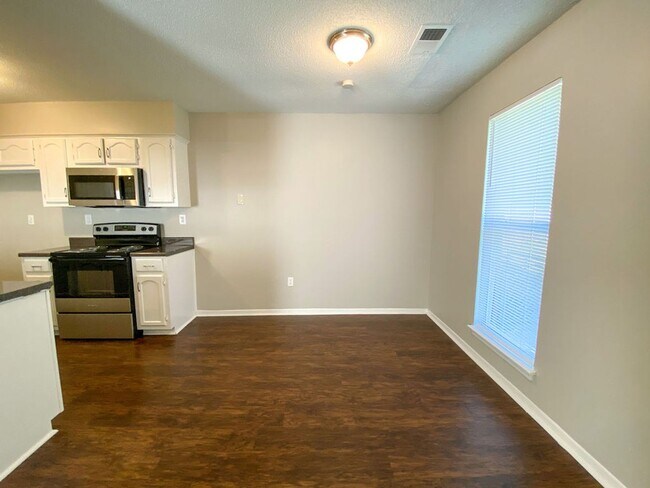 Building Photo - 3 bed, 2 bath in Horn Lake (ss appliances, fresh paint)