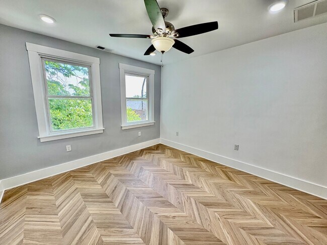 Building Photo - 5616 Phillips Ave