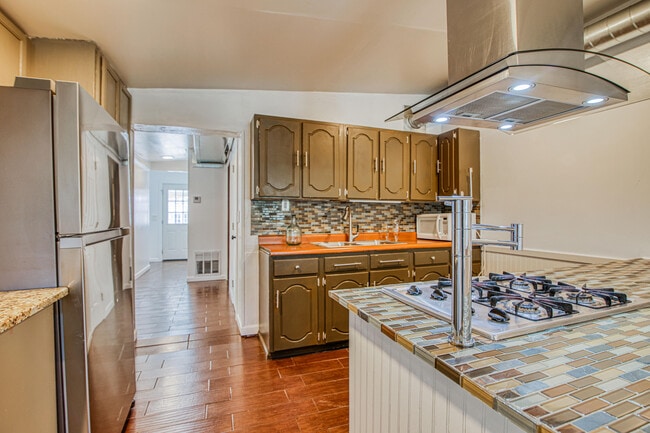 Building Photo - 8613 Kingsway Dr