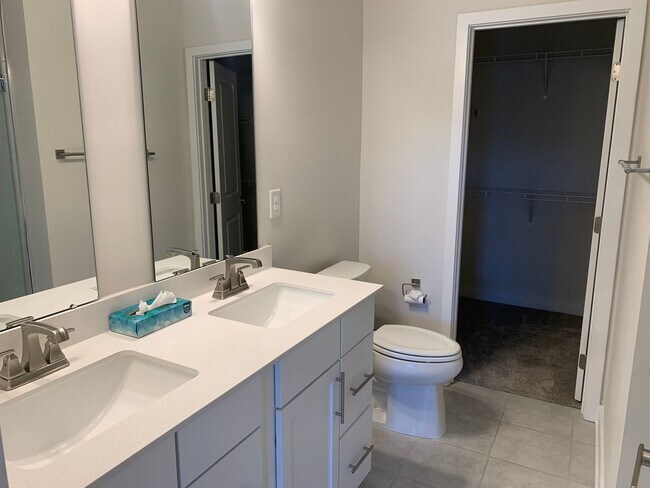 Building Photo - Beautiful Three Bedroom Townhouse!