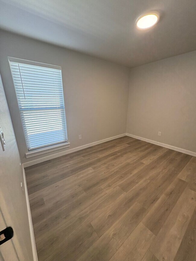 Building Photo - Willowbend for the Holidays!!!