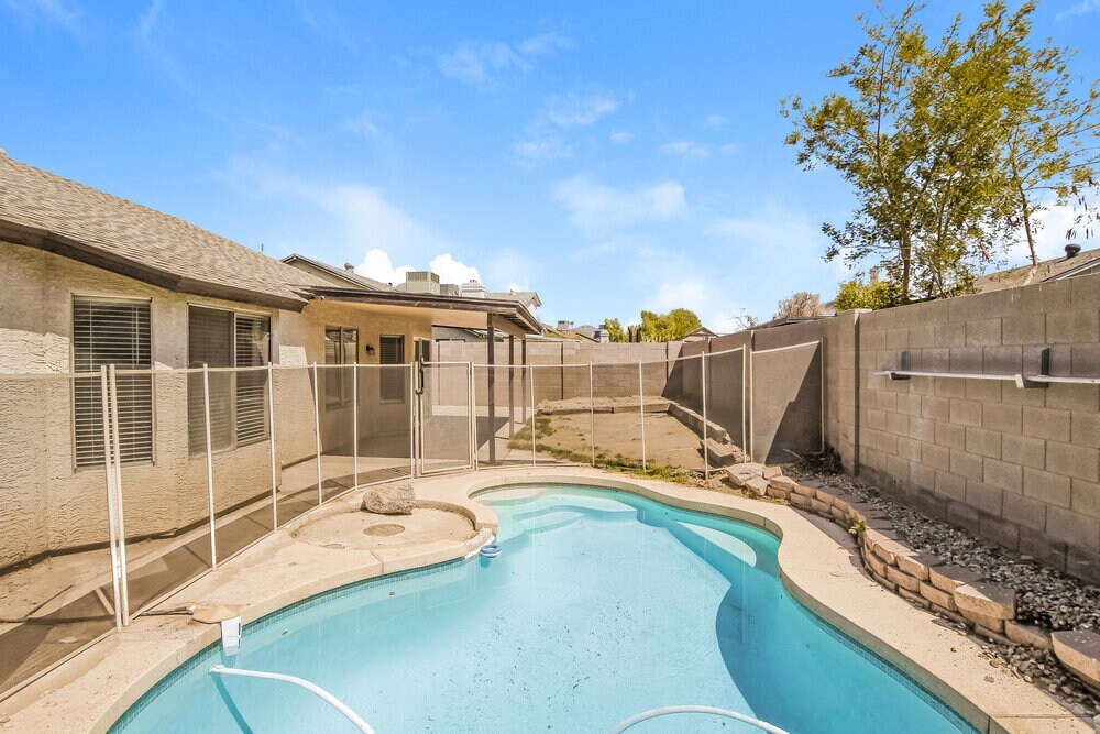 Building Photo - 8745 W Tuckey Ln