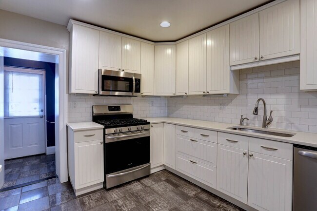 Building Photo - (2BD/1.5BA) Fabulous Patterson Park Townhome