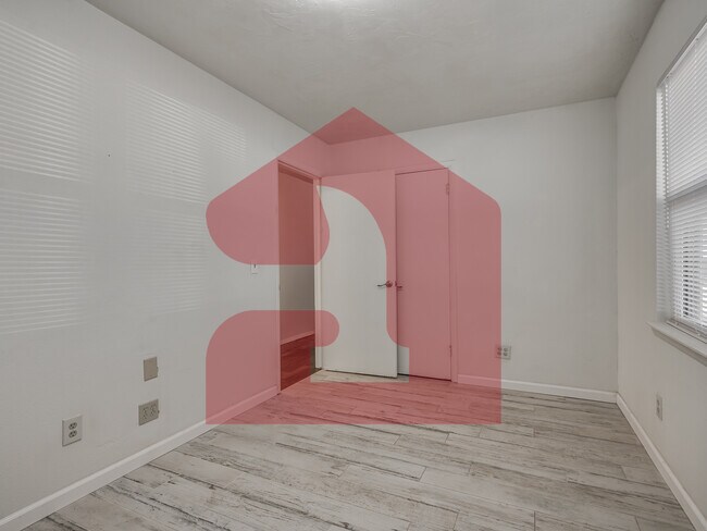 Building Photo - 224 W 5th St