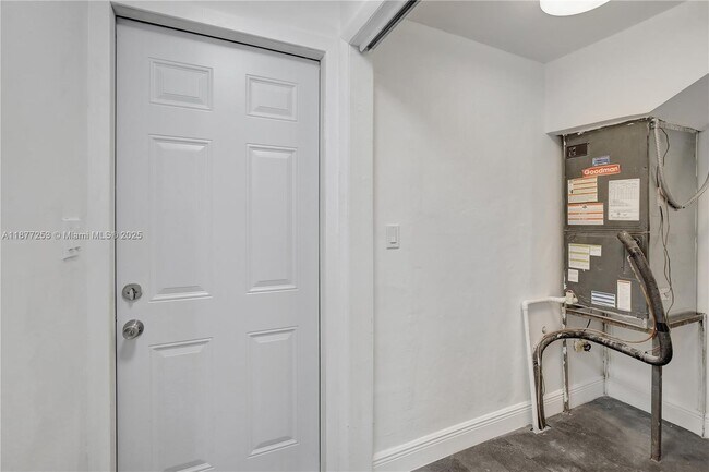 Building Photo - 5980 SW 40th Ave