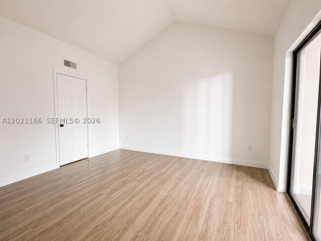 Building Photo - 2550 SW 18th Terrace