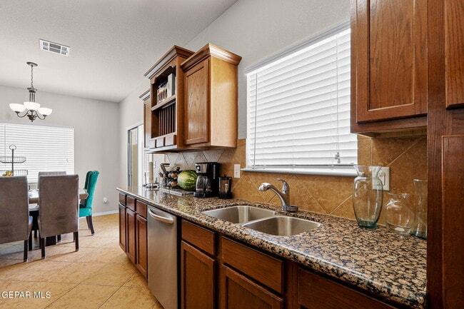 Building Photo - 2057 Shreya St