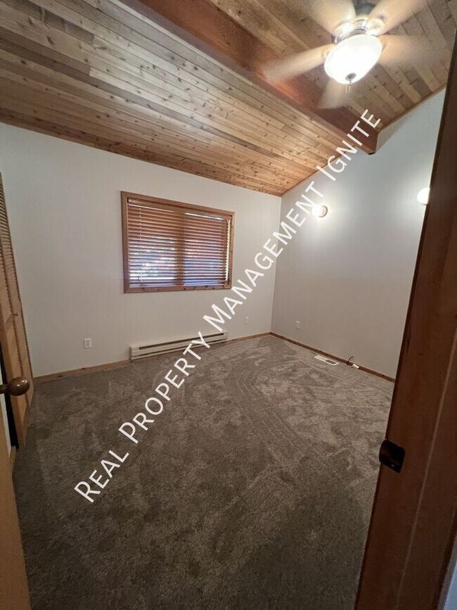Building Photo - 1782 SW Forest Ridge Ave
