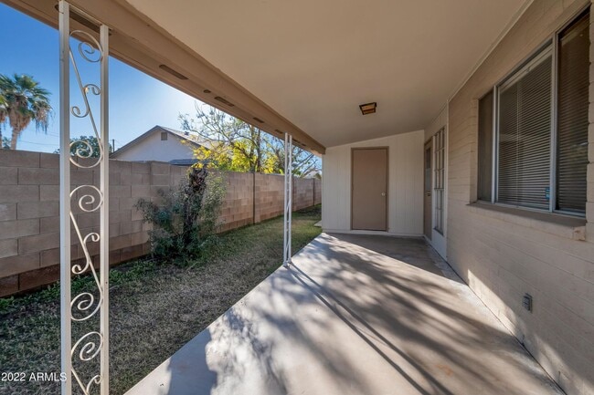Building Photo - 1422 E Dana Ave