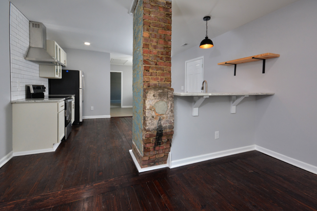 Building Photo - Charming One Bedroom Duplex