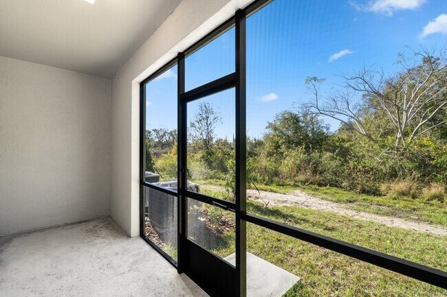 Building Photo - LIKE NEW Townhome in Willow Square!
