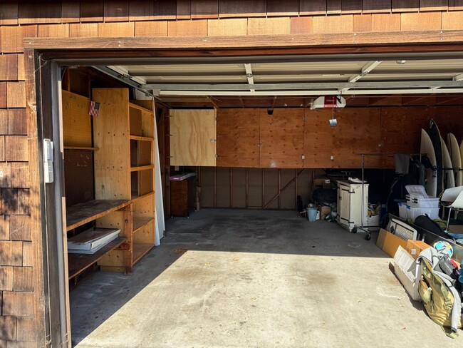 Building Photo - LARGE UPDATED TWO BEDROOM / TWO BATHROOM G...