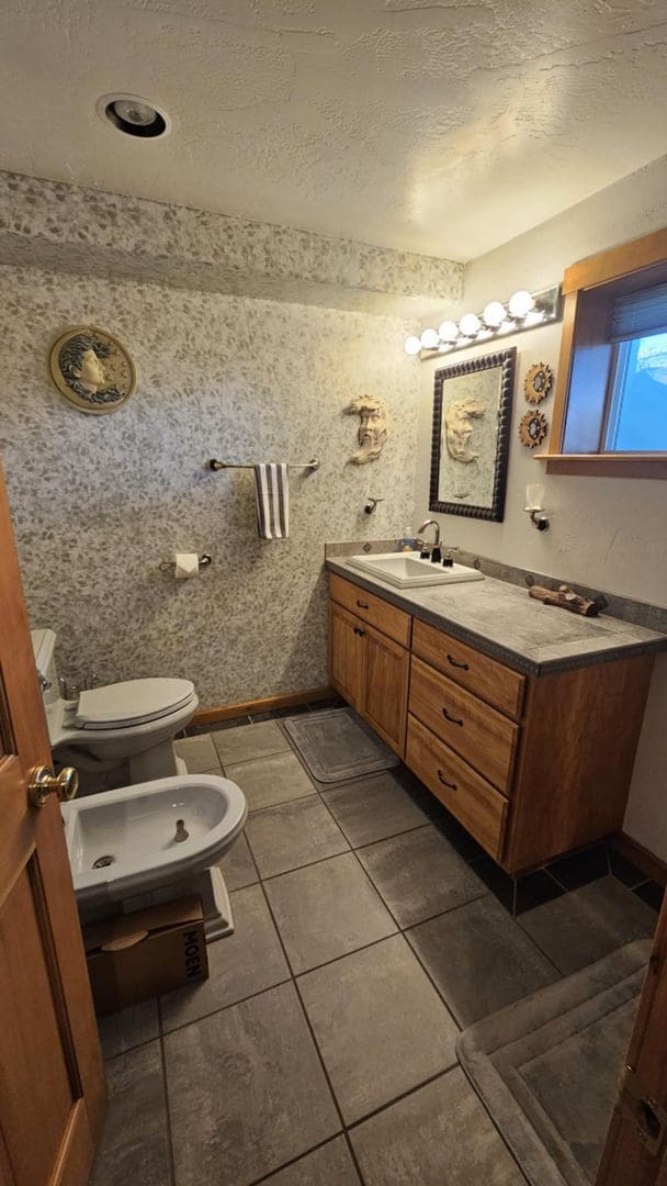 Building Photo - Losleben- House with large yard fully furnished Available Nov 1st - May 31st