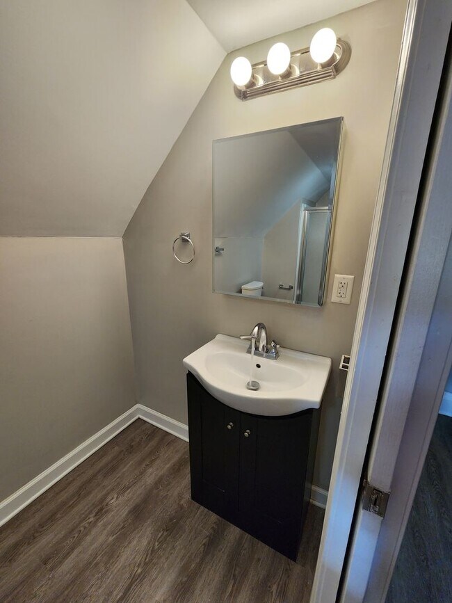 Building Photo - SUPER CLEAN 1 Bedroom Apt For Rent