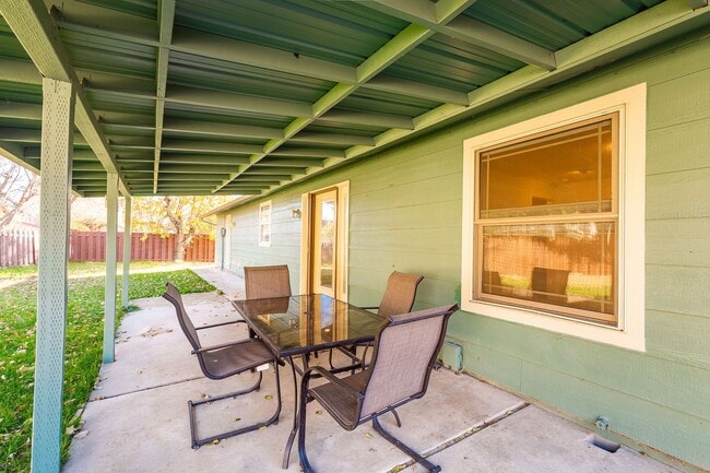 Building Photo - Heart of Eagle 4 Bed 2 Bath Home