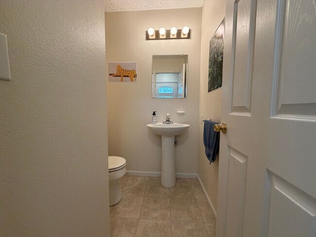 Building Photo - Fully Furnished Short Term Rental!