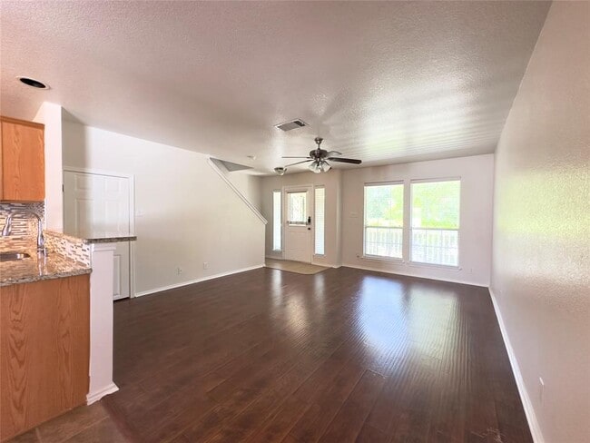Building Photo - 513 Rolling Oak Dr