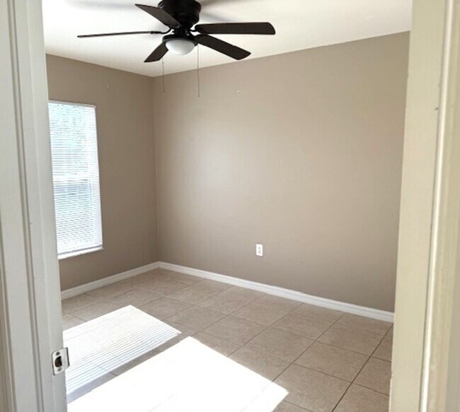 Building Photo - Spacious 3 Bed / 2 Bath Home with Large Ba...