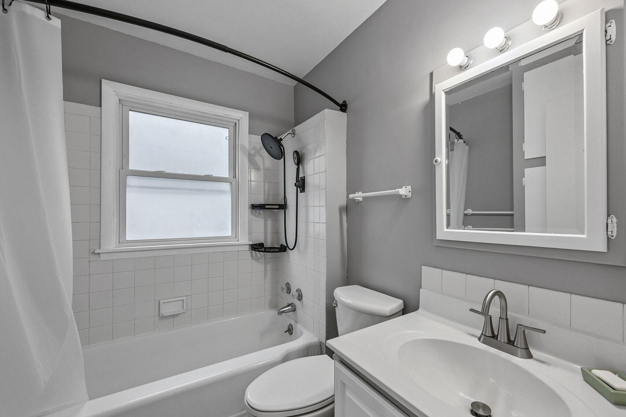 Main Bath - 2539 Vernon Ct SE