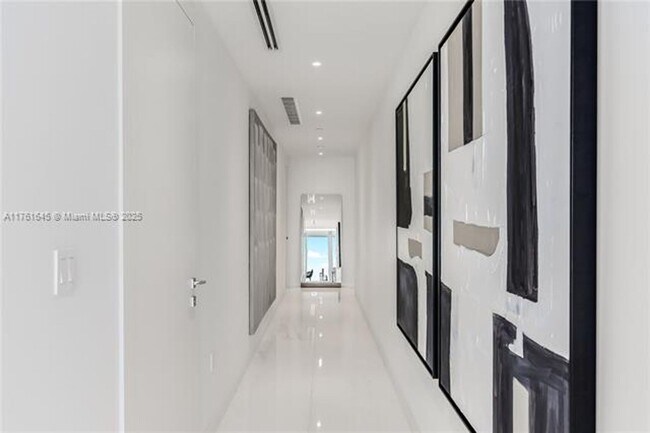 Building Photo - 300 Biscayne Blvd Way