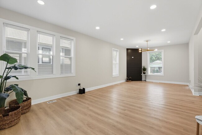 Building Photo - 136 S Spencer Ave