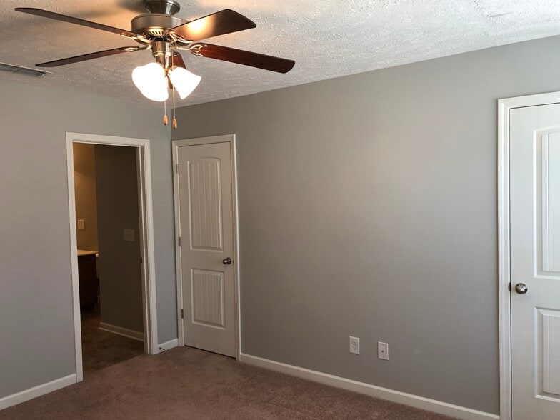 Master Bedroom with 2 walk-in closets - 1514 Sprucedale Dr