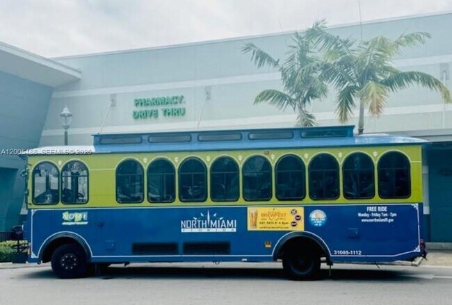 Building Photo - 2425 NE 135th St