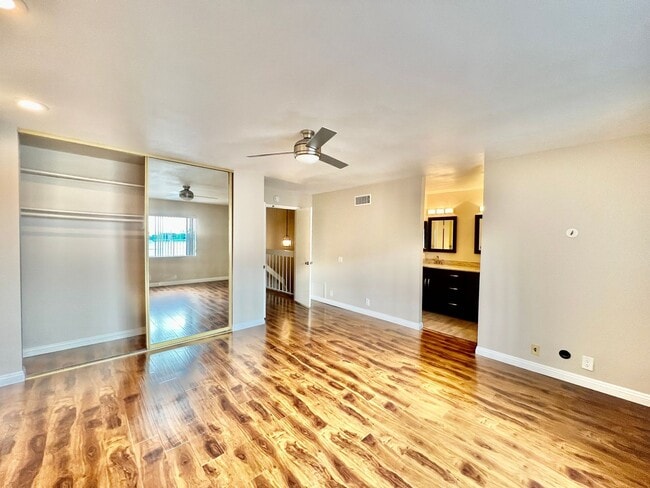 Building Photo - Beautiful 3B/2.5BA W/ Attached 2 Car Garag...